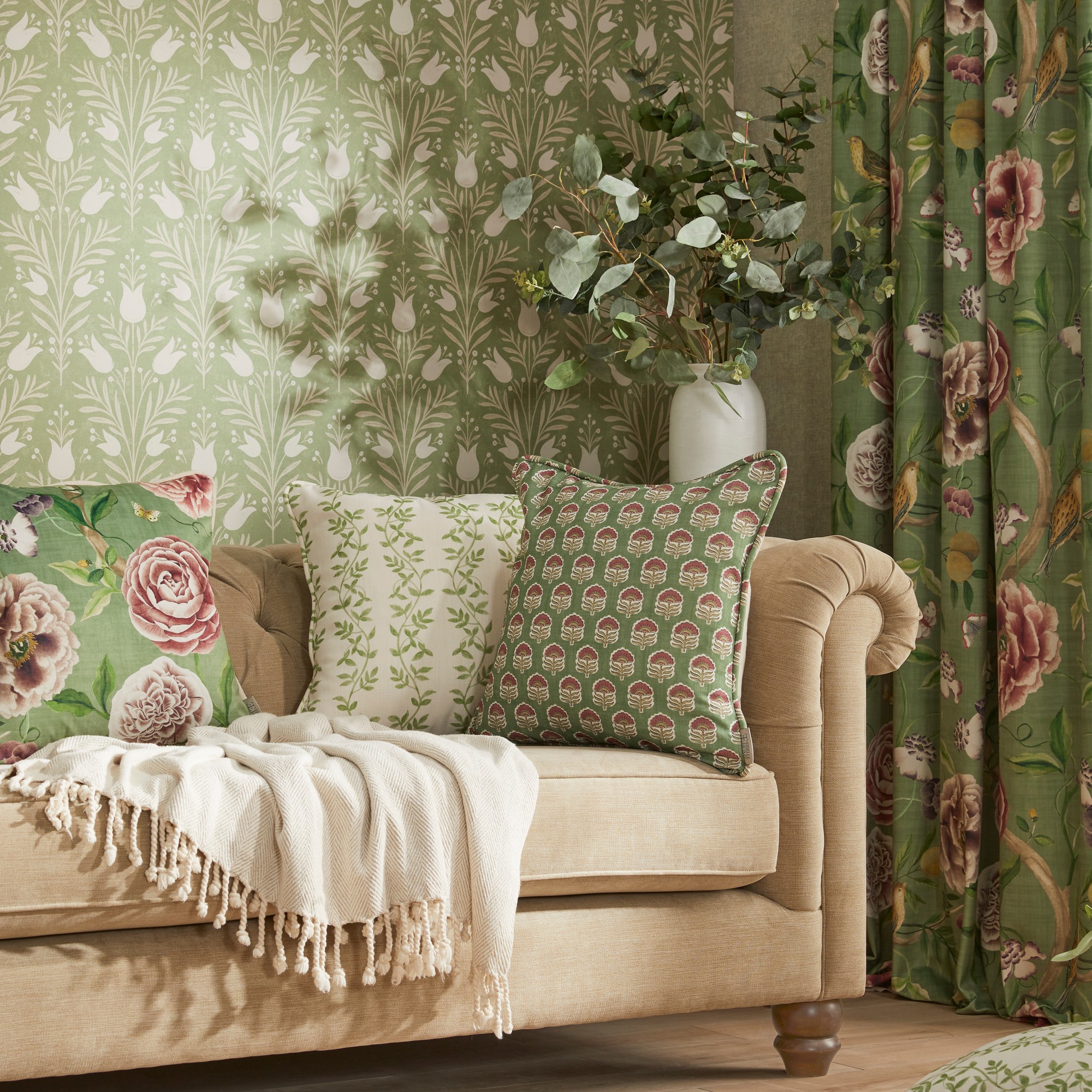 Heritage Tulip Wallpaper 100026eh By Esselle Home In Spring Green